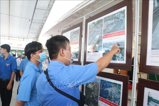 Tuyên truyền chống rác thải nhựa bằng 300 tác phẩm ảnh, phim phóng sự và mô hình