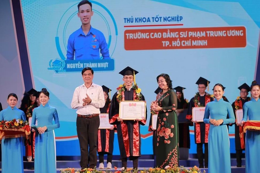 Thành phố Hồ Chí Minh vinh danh 75 thủ khoa năm 2022