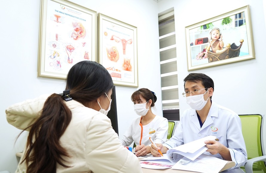 Các gia đình hiếm muộn được đội ngũ y bác sĩ Bệnh viện Nam học và Hiếm muộn Hà Nội tư vấn tận tình