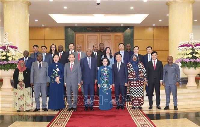 Các đồng chí đại biểu cấp cao Đảng Cộng sản Việt Nam và Đảng Cách mạng Tazania dự hội đàm.