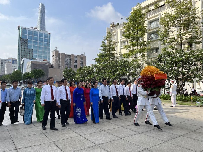 Lãnh đạo Thành phố Hồ Chí Minh dâng hương dịp sinh nhật Chủ tịch Hồ Chí Minh 19/5