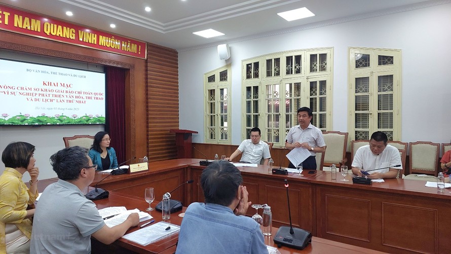 Đại diện các tiểu ban Hội đồng Sơ khảo thảo luận