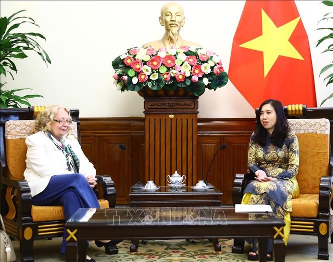 Thứ trưởng Bộ Ngoại giao Lê Thị Thu Hằng tiếp Tổng Giám đốc Văn phòng Liên hợp quốc tại Geneva Tatiana Valovaya. Ảnh: Lâm Khánh - TTXVN