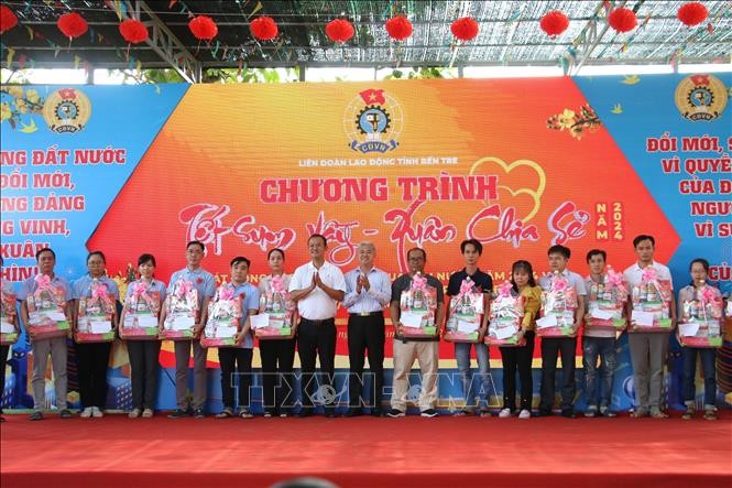 Trao các tặng phần quà Tết cho công nhân lao động Bến Tre. Ảnh: Chương Đài - TTXVN
