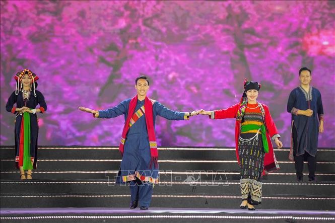 Phần trình diễn trang phục dân tộc. Ảnh: Hoa Mai - TTXVN
