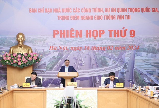 Thủ tướng yêu cầu các đại biểu dự phiên họp thảo luận, đánh giá tình hình, đề xuất giải pháp rút ngắn tiến độ các công trình, dự án, bảo đảm chất lượng, kỹ/mỹ thuật công trình - Ảnh: VGP