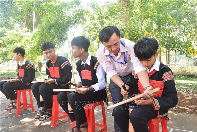 Thầy giáo Nguyễn Phùng Quang Hiếu, Tổng phụ trách Đội văn nghệ Trường Phổ thông Dân tộc nội trú Trung học Cơ sở Cư M’gar (Đắk Lắk) thường xuyên hướng dẫn học sinh về nhạc cụ truyền thống dân tộc. Ảnh: Nguyên Dung – TTXVN