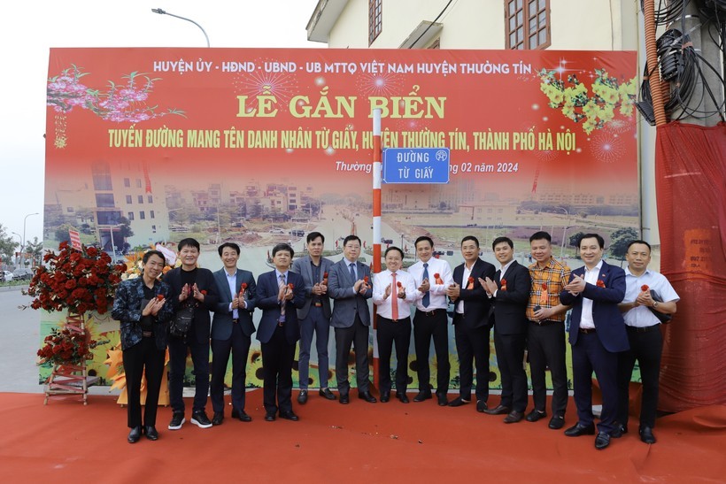 Các đại biểu tham dự buổi lễ gắn tên đường GS Từ Giấy