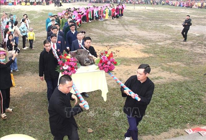 Người Tày xã Thượng Bằng La dâng mâm lễ cúng chính lên miếu thờ Thần Hoàng bản thổ. Ảnh: TTXVN