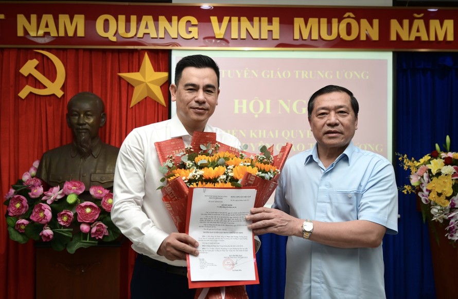 Phó trưởng Ban Thường trực Ban Tuyên giáo Trung ương Lại Xuân Môn trao quyết định cho ông Phạm Quý Trọng. Ảnh: Nguyễn Huế