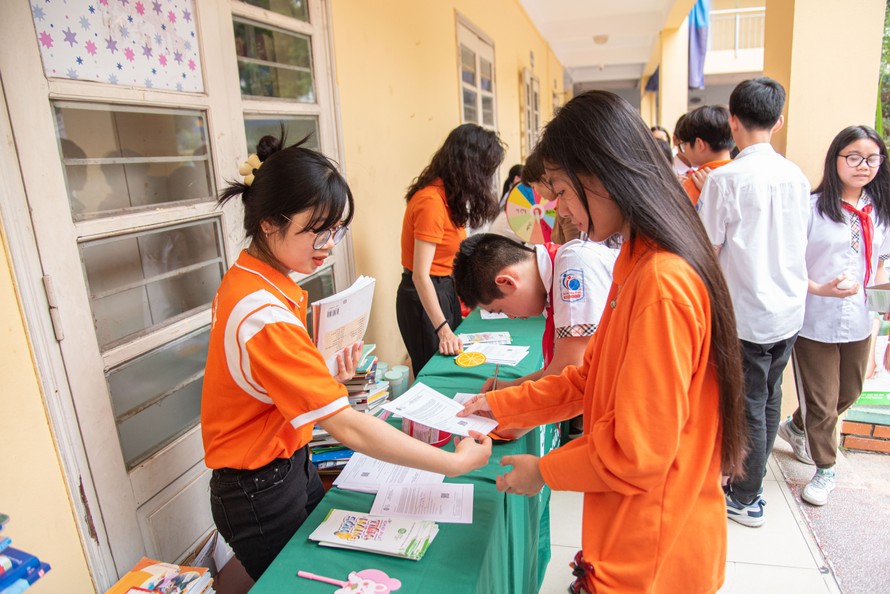 Các em học sinh trường THCS và THPT M.V. Lô-mô-nô-xốp hào hứng tìm hiểu về sách