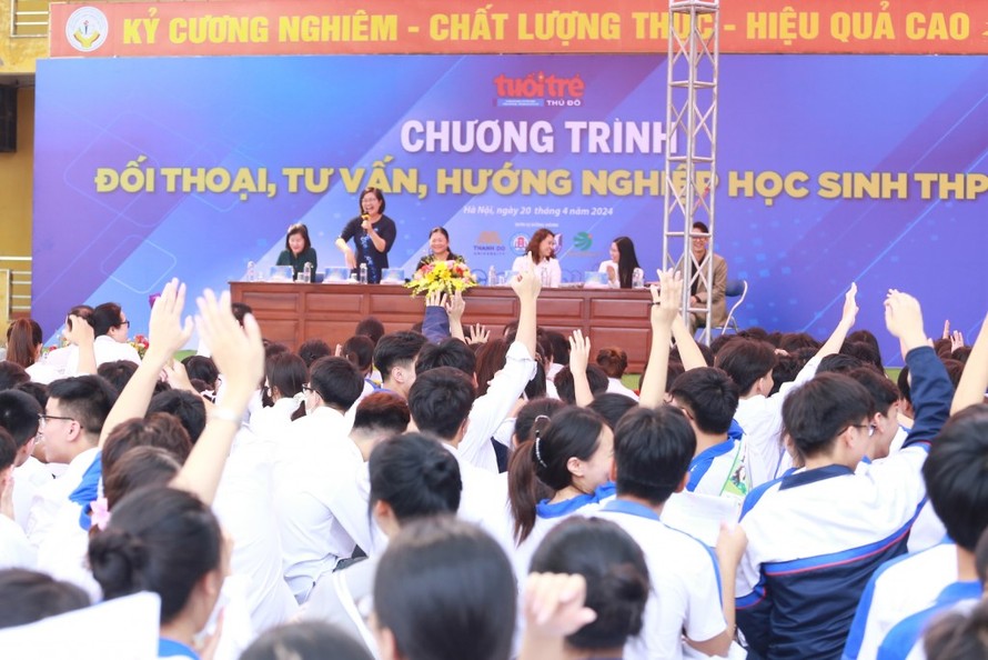 Toàn cảnh chương trình "Đối thoại tư vấn hướng nghiệp về khối ngành Luật - Kinh tế"