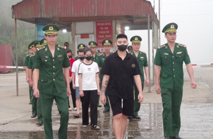 5 nạn nhân được lực lượng chức năng giải cứu đưa về qua cửa khẩu quốc tế Cầu Treo, Hương Sơn (Hà Tĩnh).