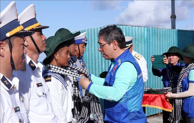 Phó Bí thư Thành ủy TP. Hồ Chí Minh Nguyễn Phước Lộc (phải) tặng mũ tai bèo, khăn rằn cho các chiến sỹ TP. Hồ Chí Minh đang làm nhiệm vụ trên đảo Cô Lin. Ảnh: Xuân Khu-TTXVN