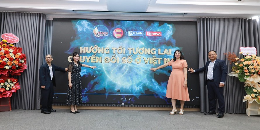 Các đại biểu cùng bấm nút khởi động dự án