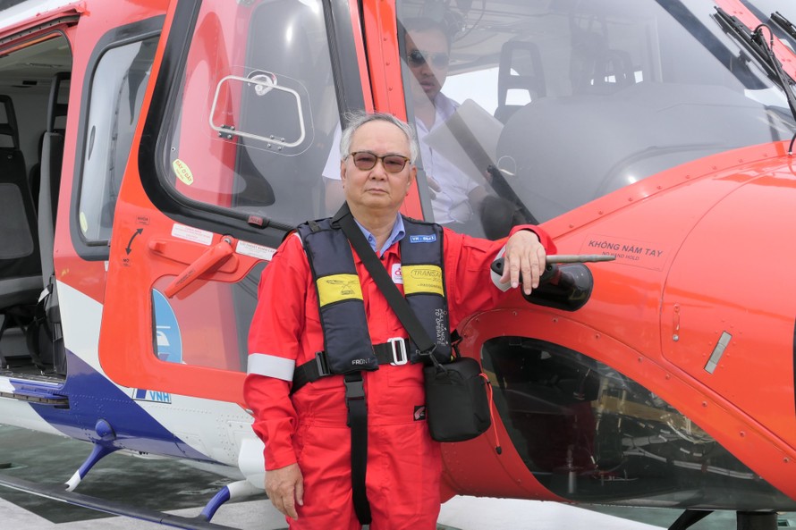 Nhà báo Nguyễn Như Phong trong một chuyến công tác ra giàn khoan