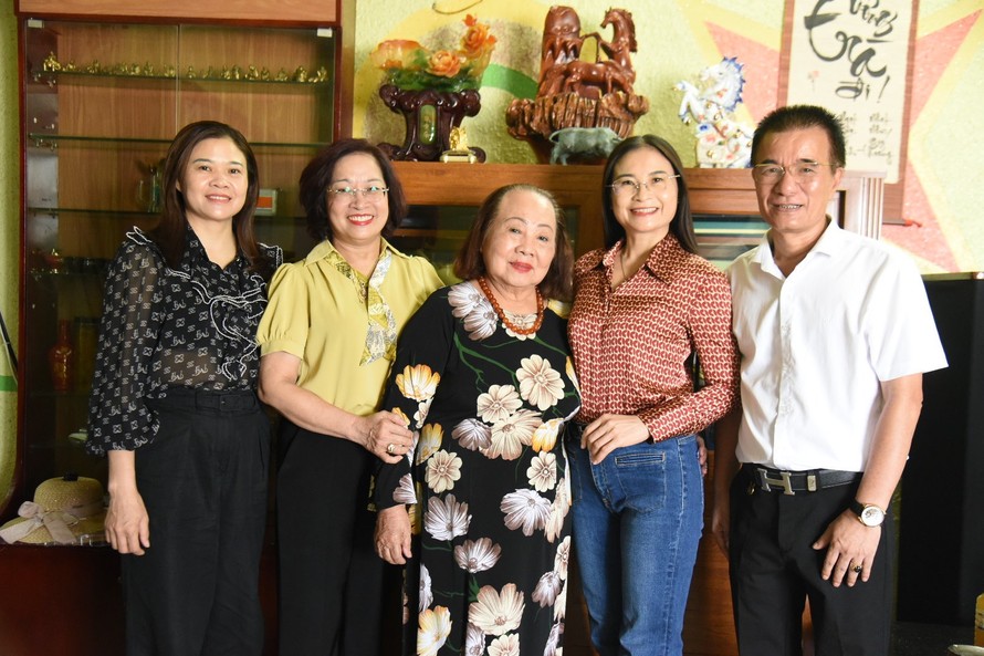 Nữ doanh nhân Trần Thị Lý (áo dài hoa đen) chụp ảnh cùng đoàn công tác Viện Phát triển văn hóa và chăm sóc sức khỏe cộng đồng