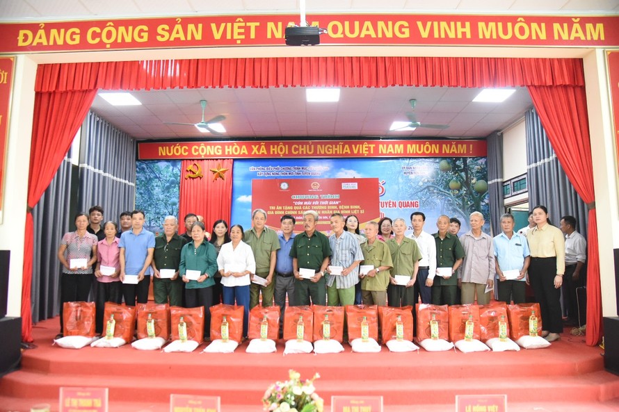 Chăm lo hơn nữa đời sống cho các gia đình thương binh, liệt sĩ, người có công với cách mạng