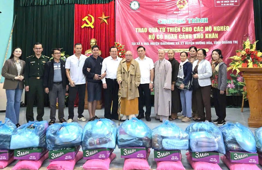 Trao 400 phần quà ý nghĩa cho người dân nghèo tỉnh Quảng Trị