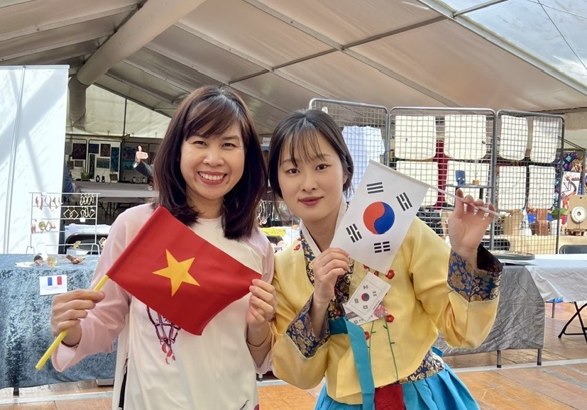 Tiến sĩ Hoàng Thị Hồng Hà tích cực quảng bá văn hóa Việt Nam ở nước ngoài