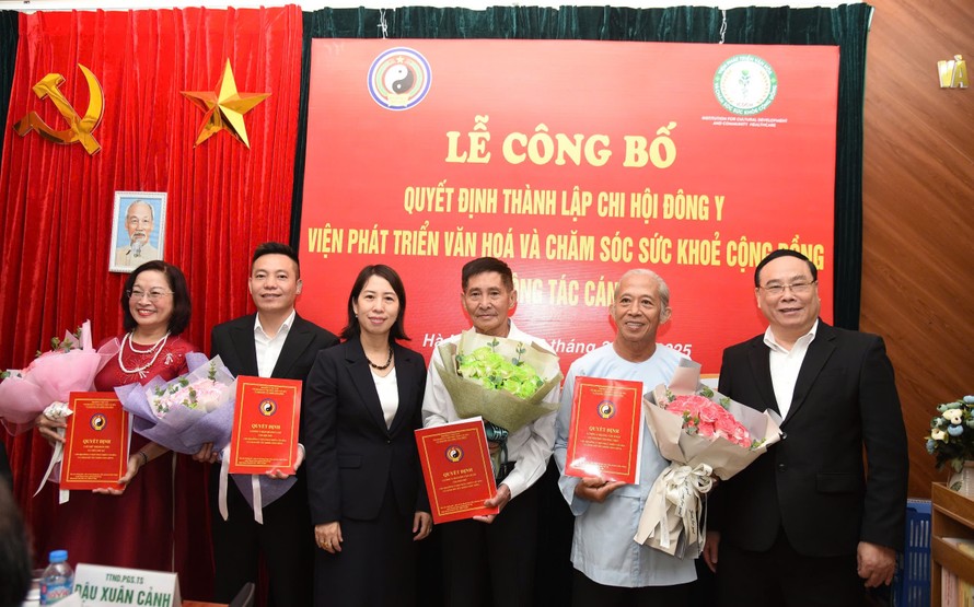 Thầy thuốc nhân dân, PGS. TS Đậu Xuân Cảnh, Chủ tịch Hội Đông y Việt Nam trao Quyết định bổ nhiệm cho Chi hội trưởng và Chi hội phó Chi hội Đông y Viện Phát triển văn hóa và chăm sóc sức khỏe cộng đồng