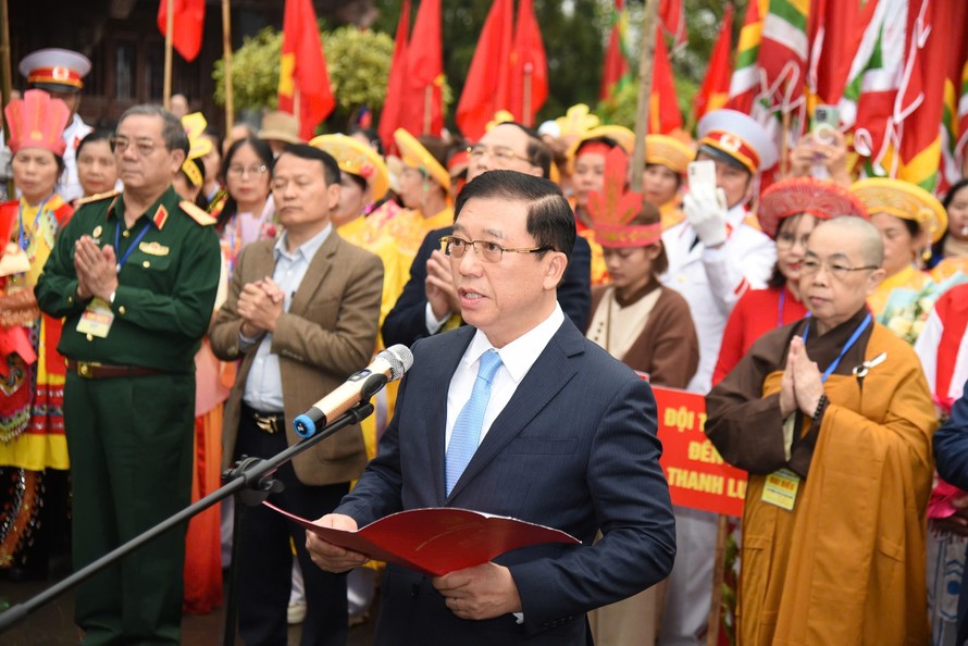 Ông Nguyễn Tuấn Anh đại diện đoàn công tác của Viện Phát triển văn hóa và chăm sóc SKCĐ phát biểu trong lễ dâng hương báo công quốc Tổ Hùng Vương