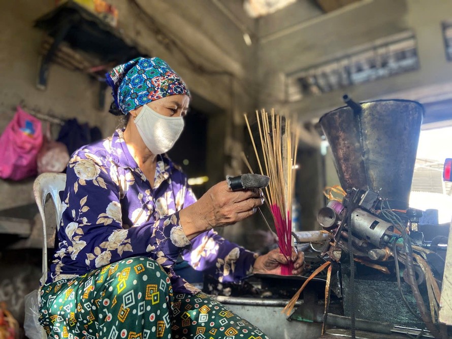 Nghề làm hương tại làng Xà Cầu có lịch sử hàng trăm năm qua.