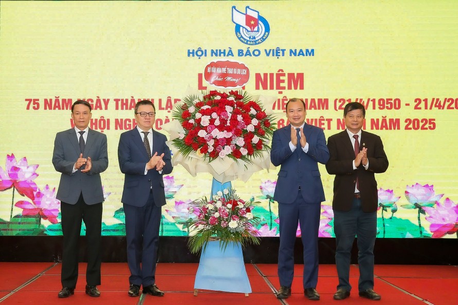 Bộ Văn hóa Thể thao và Du lịch gửi hoa chúc mừng Hội Nhà báo Việt Nam trong buổi lễ kỉ niệm 75 năm thành lập