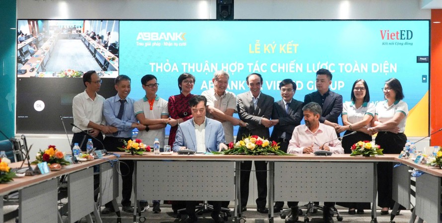 Đại diện hai bên, ông Phạm Duy Hiếu - TGĐ ABBANK và ông Raj Kumar - Giám đốc VietED Group thực hiện ký kết Thỏa thuận hợp tác với sự chứng kiến của các đại biểu.