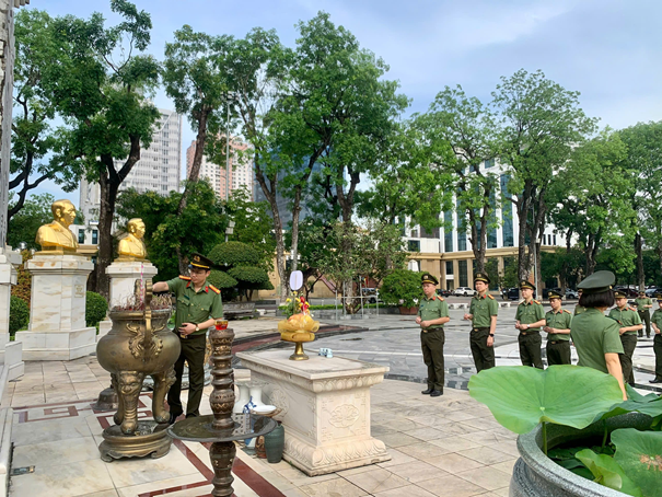 Cán bộ, giảng viên và sinh viên D53, chuyên ngành trinh sát bảo vệ an ninh nội bộ dâng hương tưởng niệm Bác Hồ tại Sân Quảng trường trung tâm, Học viện An ninh nhân dân. (Ảnh: Khoa An ninh chính trị nội bộ)