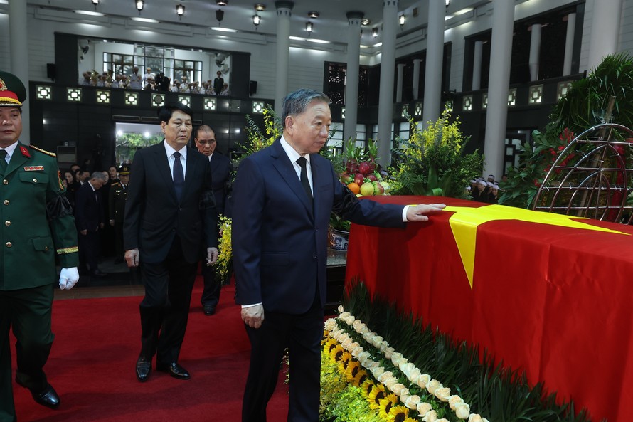 Đoàn Ban chấp hành Trung ương Đảng do Tổng Bí thư Tô Lâm dẫn đầu vào viếng nguyên Chủ tịch nước Trần Đức Lương. (Ảnh: TTXVN)