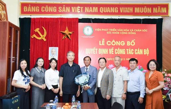 Các đại biểu chúc mừng tân Chủ tịch Hội đồng Khoa học về Văn hóa và Phát triển các Dự án an sinh Xã hội – Hợp tác Quốc tế Nguyễn Thành Nhân
