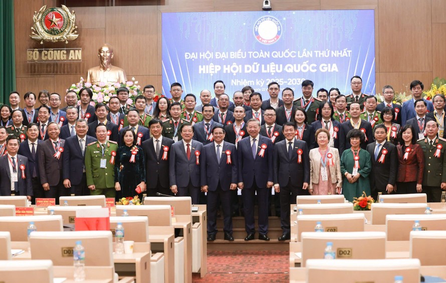 Tổng Bí thư Tô Lâm cùng các đồng chí lãnh đạo Đảng, Nhà nước và các đại biểu dự Đại hội đại biểu lần thứ nhất Hiệp hội Dữ liệu quốc gia, nhiệm kỳ I (2025 - 2030)