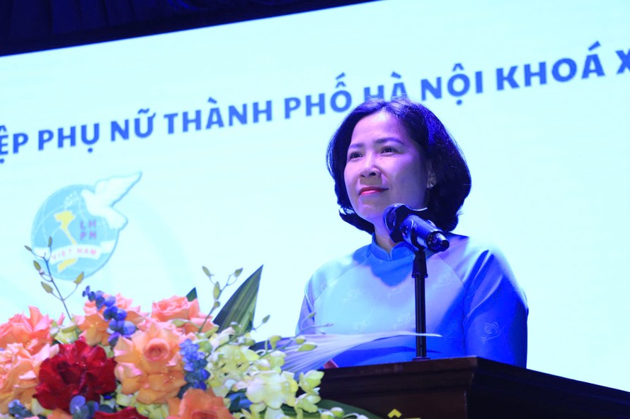 Chủ tịch Hội Liên hiệp Phụ nữ (LHPN) TP Hà Nội Lê Kim Anh phát biểu khai mạc hội nghị
