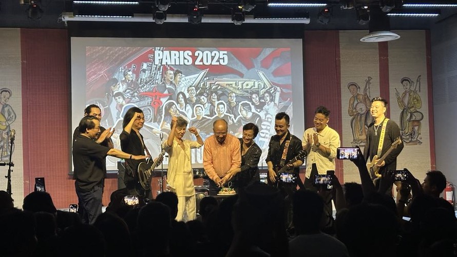 Đại sứ Việt Nam tại Pháp Đinh Toàn Thắng, đại sứ du lịch Việt Nam Anoa Suzanne và Phó Giám đốc Trung tâm Văn hoá Việt Nam tại Pháp ông Tăng Thanh Sơn cùng chúc mừng kỷ niệm 30 năm của Bức Tường