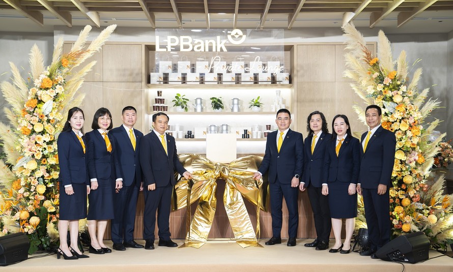 Ông Hồ Nam Tiến – Phó Chủ tịch thường trực HĐQT (thứ 4 từ phải sang) cùng đại diện lãnh đạo trong Ban Kiểm soát, Ban Điều hành của LPBank tại sự kiện