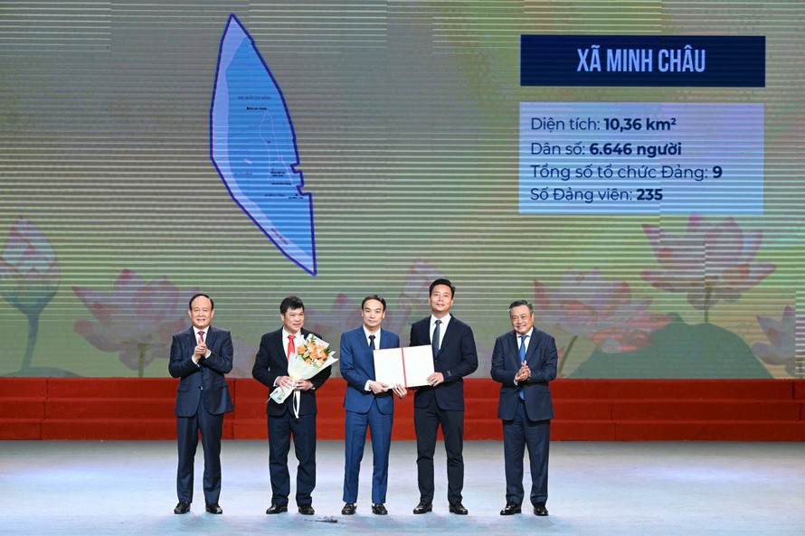 Chủ tịch UBND thành phố Trần Sỹ Thanh và Chủ tịch HĐND thành phố Nguyễn Ngọc Tuấn trao quyết định cho lãnh đạo xã Minh Châu.