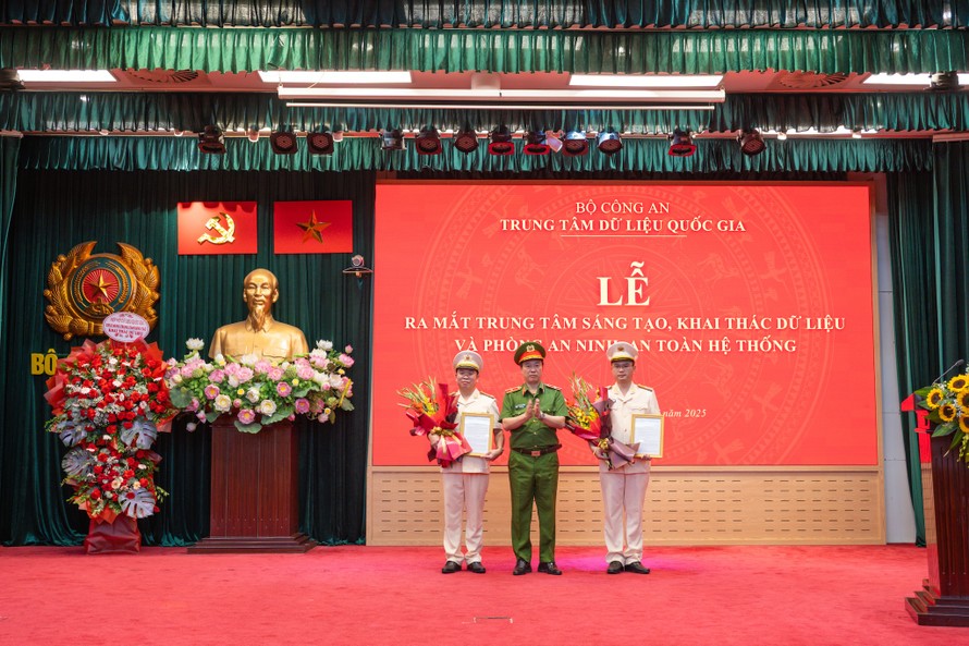 Thiếu tướng Nguyễn Ngọc Cương trao Quyết định điều động, bổ nhiệm chức vụ Trưởng phòng Phòng an ninh, an toàn hệ thống đối với Thượng tá Đặng Văn Hiệu và Giám đốc Trung tâm sáng tạo, khai thác dữ liệu đối với Thiếu tá Đào Đức Triệu.