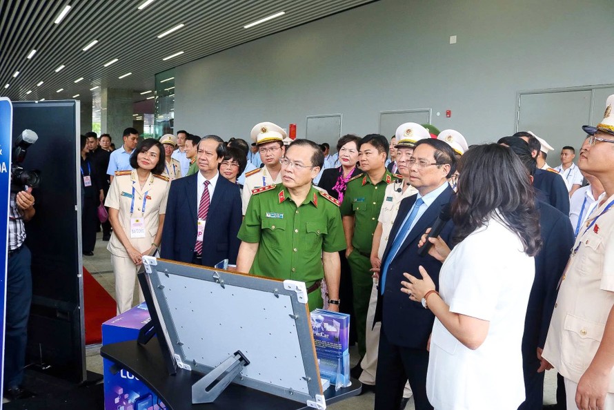 Thủ tướng Phạm Minh Chính, đồng chí Bộ trưởng Bộ Công an Lương Tam Quang, lãnh đạo Chính phủ và lãnh đạo các bộ, ngành thăm quan khuôn viên trụ sở Trung tâm Dữ liệu quốc gia và Triển lãm giới thiệu các sản phẩm công nghệ.