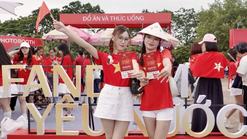 Các bạn trẻ check-in tại gian hàng Fandom Yêu nước với tấm vé chương trình “Tổ quốc trong tim” trên tay. 