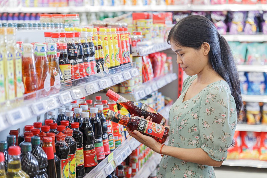 Người tiêu dùng mua sắm sản phẩm của Masan Consumer