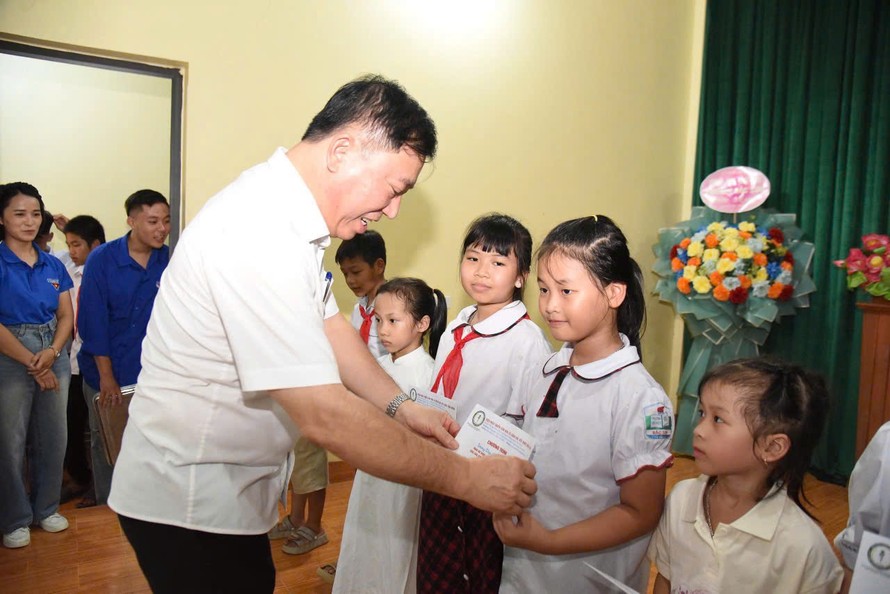 Ông Nguyễn Tuấn Anh - Phó Chủ nhiệm Ủy Ban Công tác Đại biểu Quốc hội, Đại biểu Quốc hội khóa XV trao học bổng cho các em nhỏ