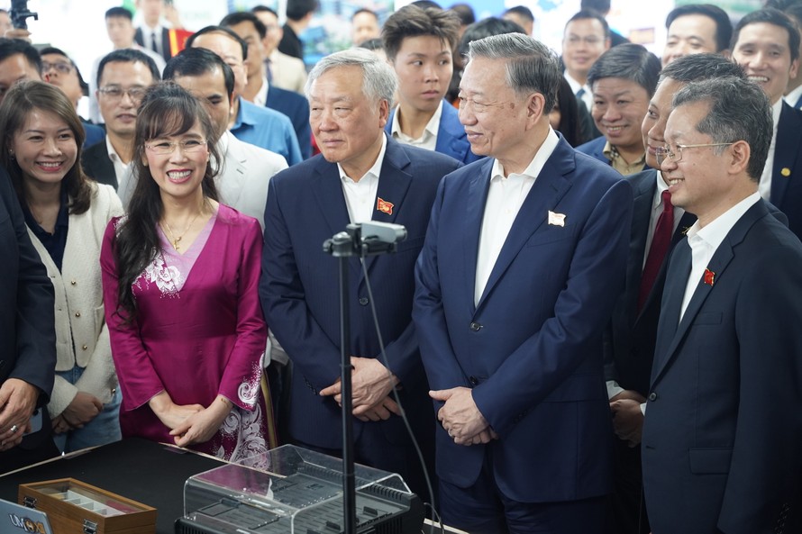 Tổng Bí thư Tô Lâm thăm và phát biểu tại gian hàng Ngân hàng số Vikki, trao đổi với các đại biểu