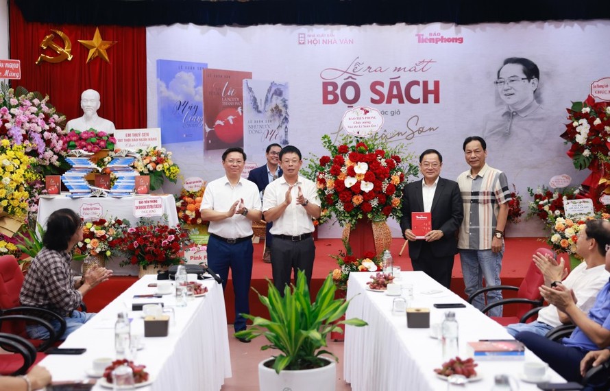Ban Biên tập báo Tiền Phong chúc mừng nguyên Tổng Biên tập Lê Xuân Sơn ra mắt bộ ba cuốn sách.