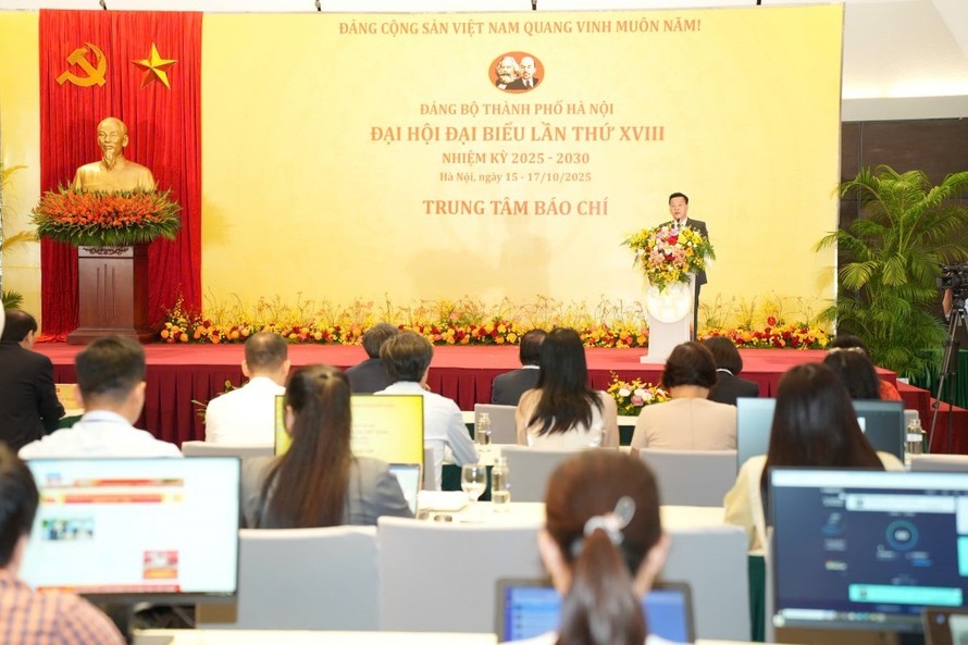 Đồng chí Lê Trung Kiên, Thành ủy viên, Phó trưởng ban Tổ chức Thành ủy Hà Nội công bố Quyết định số 9499-QĐ/TU, Trung tâm Báo chí phục vụ Đại hội XVIII Đảng bộ TP Hà Nội gồm 18 đồng chí 