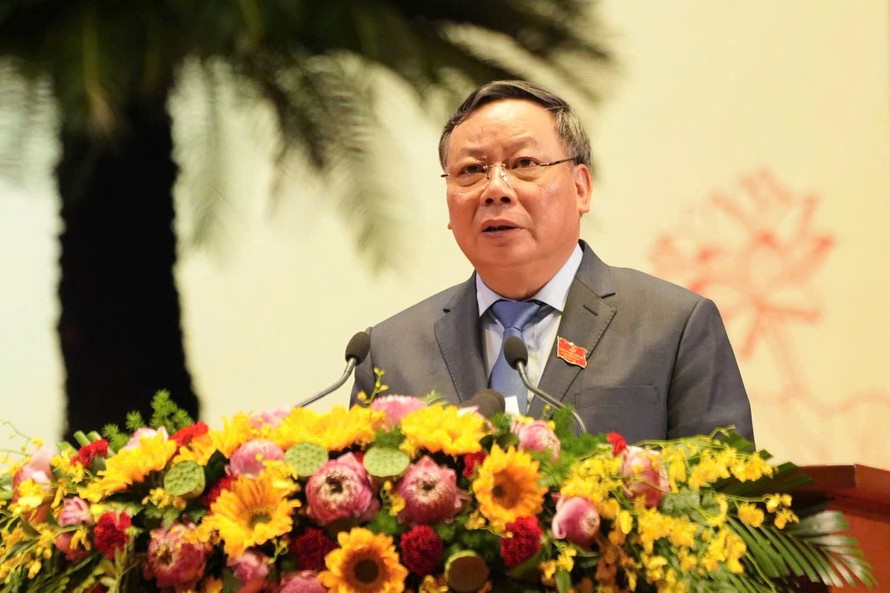 Phó Bí thư Thường trực Thành uỷ Nguyễn Văn Phong thay mặt Đoàn Chủ tịch, trình bày tóm tắt Báo cáo chính trị