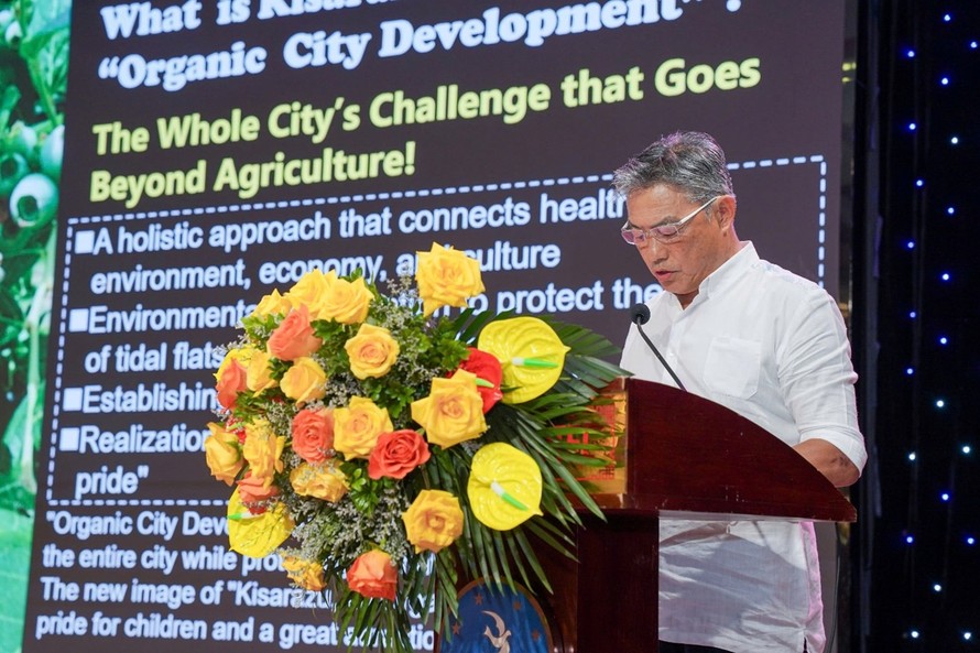 Ông Watanabe Yoshikuni chia sẻ thông tin về Thành phố hữu cơ Kisarazu tại Hội nghị Hữu cơ quốc tế, Ninh Bình tháng 9/2025