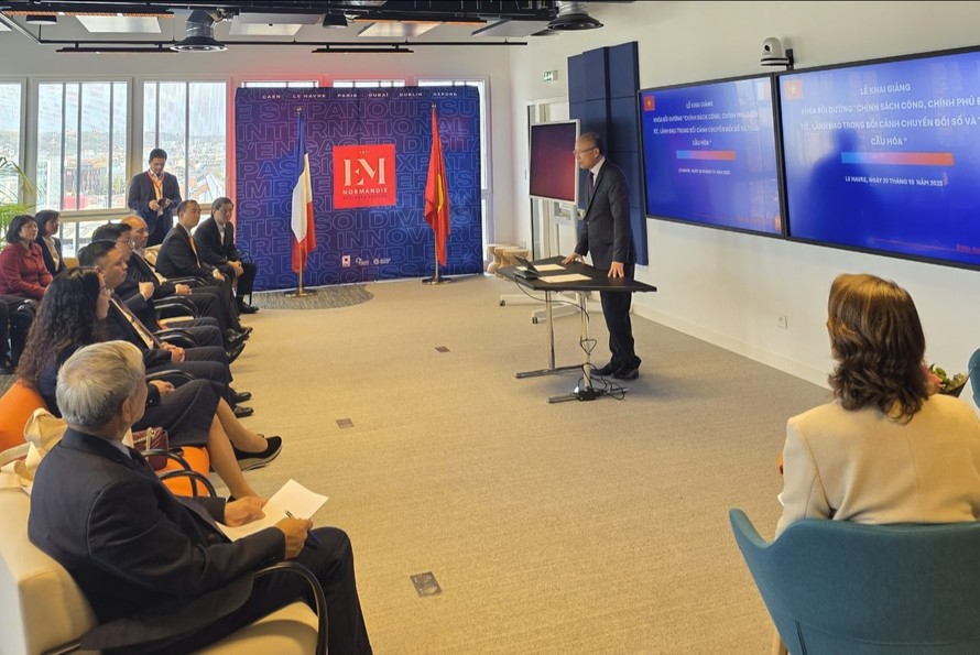 Lễ khai giảng khóa bồi dưỡng "Chính sách công, chính phủ điện tử, lãnh đạo trong bối cảnh chuyển đổi số và toàn cầu hóa" dành cho cán bộ quản lý trẻ, cán bộ quản lý thuộc các cơ quan trung ương của Việt Nam tại Pháp tại Trường Quản trị EM Normandie, thành phố Le Havre, Cộng hòa Pháp ngày 20/10/2025