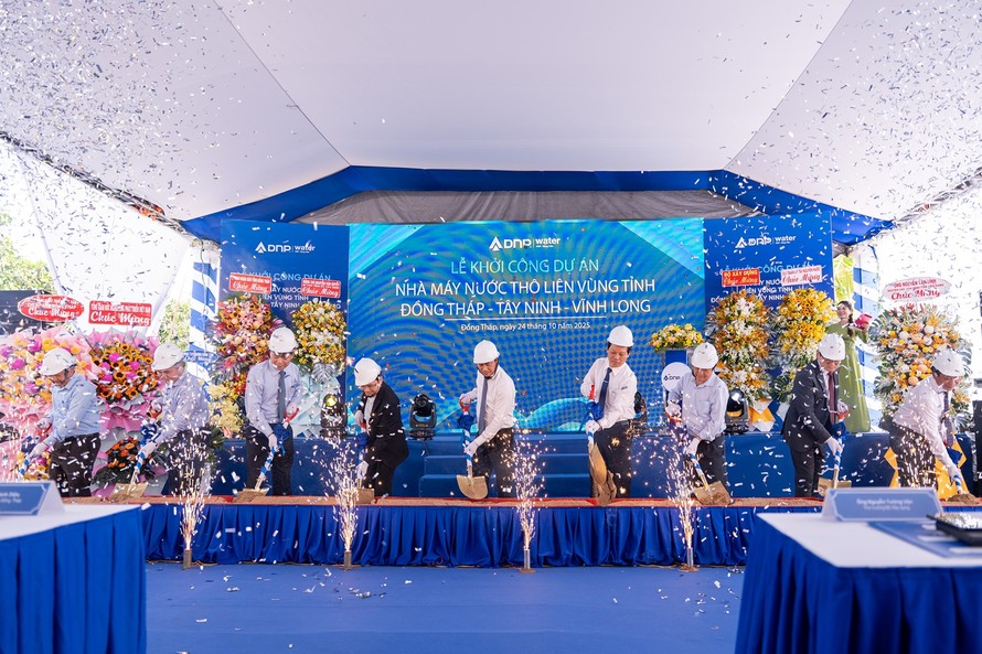 Đại diện bộ Xây Dựng, lãnh đạo địa phương và DNP Water thực hiện nghi thức khởi công