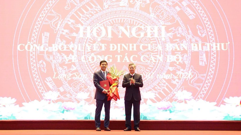 Đồng chí Nguyễn Quang Dương, Ủy viên Trung ương Đảng, Phó Trưởng Ban Tổ chức Trung ương trao quyết định, tặng hoa cho đồng chí Vũ Hoàng Anh, Phó Bí thư Tỉnh ủy Lạng Sơn nhiệm kỳ 2025-2030.